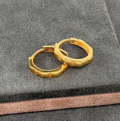 22 AYAR ALTIN 1.8 ÇAPLI VİDA DESENLİ HALKA KÜPE