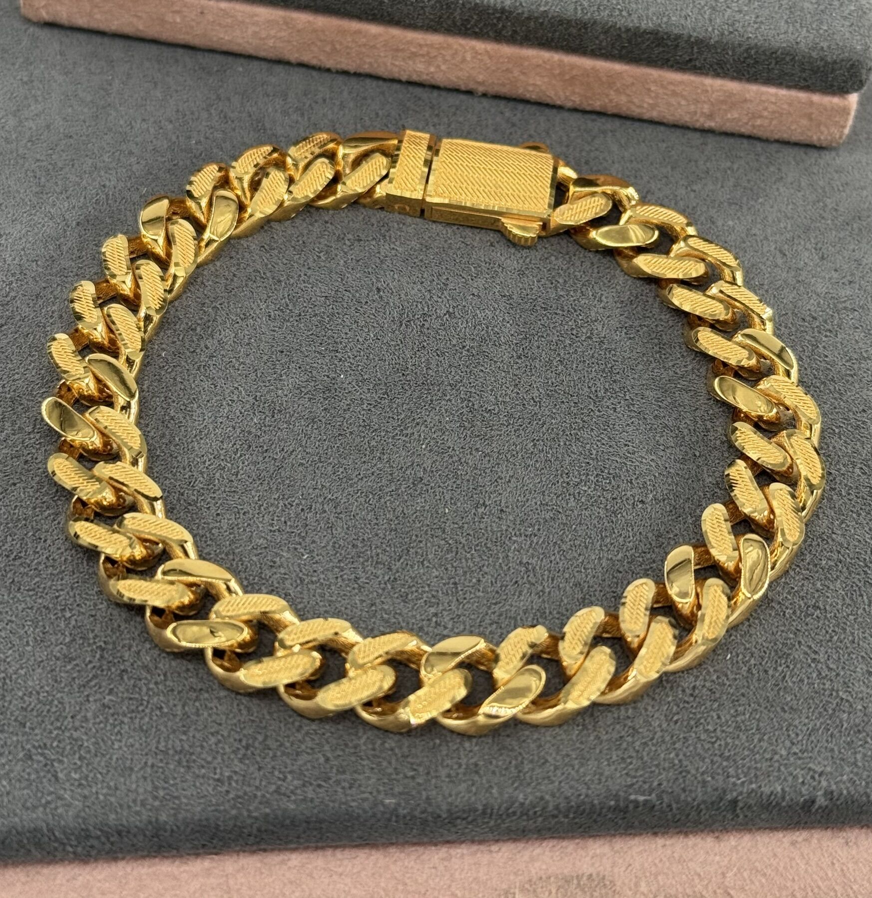 22 AYAR ALTIN İŞLEMELİ GURMET BİLEKLİK