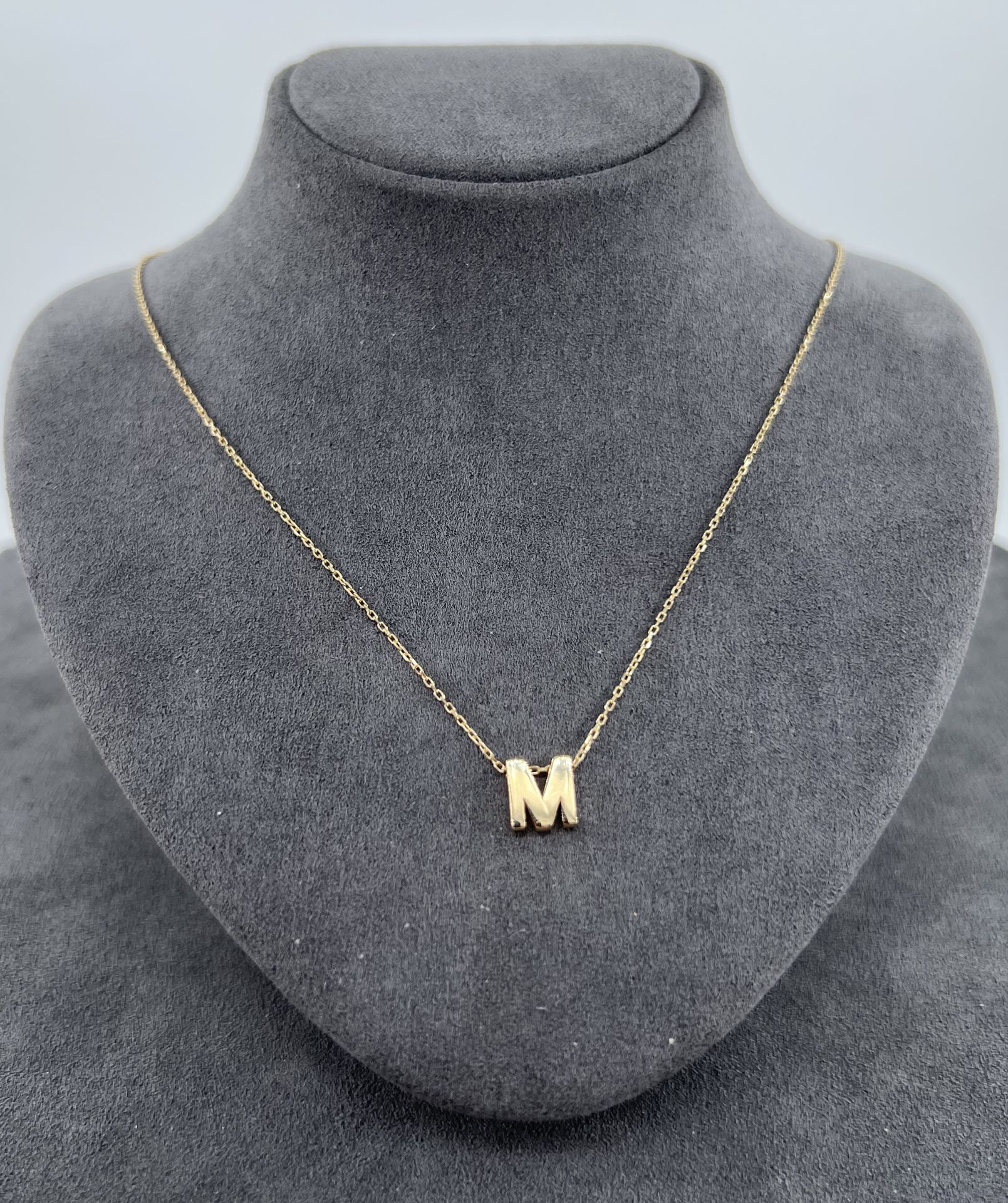 14 AYAR ALTIN M HARFLİ KOLYE