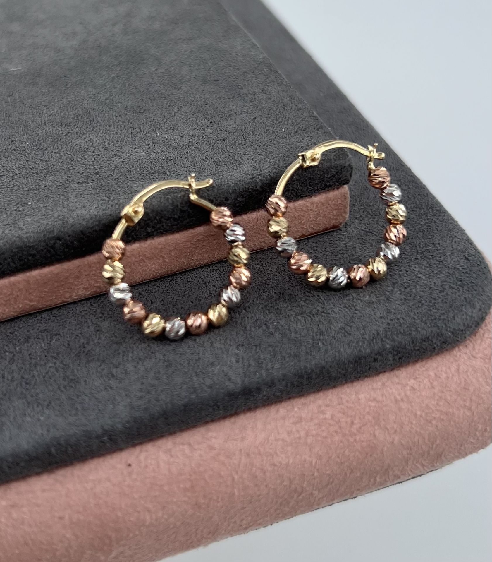 14 AYAR ALTIN 1.7 ÇAPLI ÜÇ RENK DORİKA TOPLU HALKA KÜPE