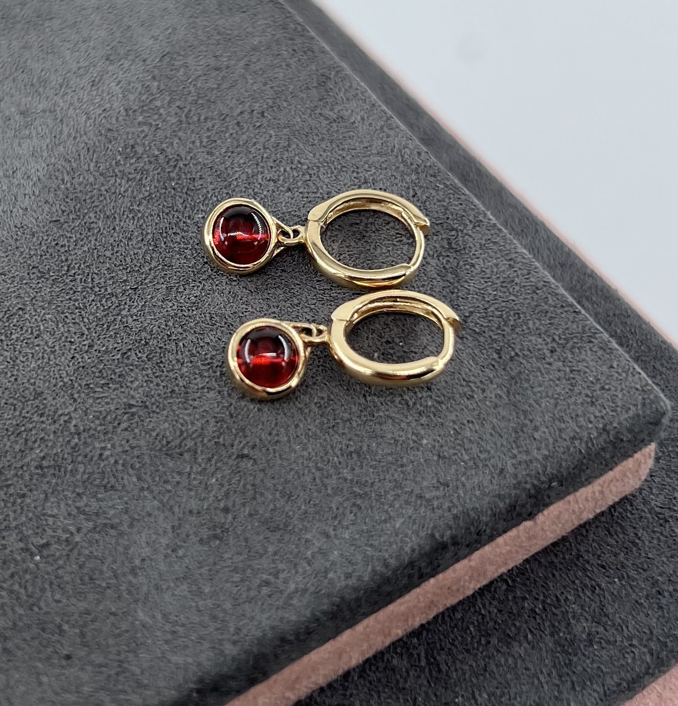 14 AYAR KIZIL TAŞLI HAREKETLİ KÜPE