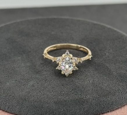 14 AYAR ALTIN OVAL TAŞLI LOTUS YÜZÜK