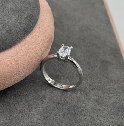 14 AYAR BEYAZ ALTIN OVAL TAŞLI YÜZÜK