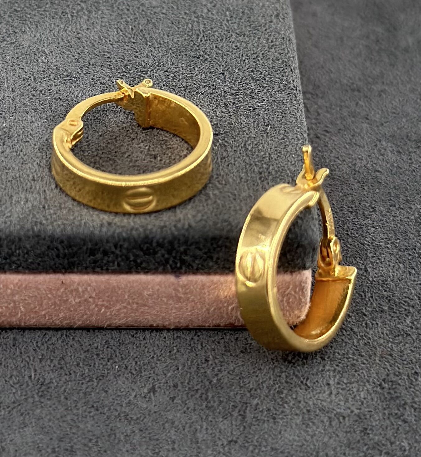 22 AYAR ALTIN 1.6 ÇAPLI VİDA DESENLİ HALKA KÜPE