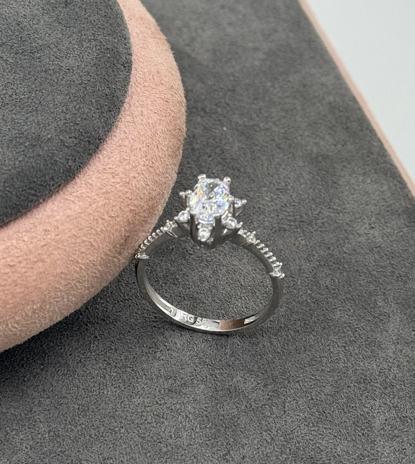 14 AYAR BEYAZ ALTIN OVAL TAŞLI LOTUS YÜZÜK